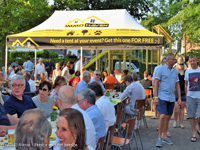 Een vouwtent als eyecatcher op een zomers evenement (Immo Haven).