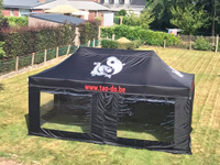 Zwarte 3x6 tent met logo op de pitches (Tao-Do).