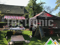 Zwarte vouwtent met bedrukking en halve zijwand voor Pizza Janneman.