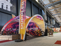 Een opblaastent kan ook perfect dienen voor indoor activiteiten, zoals deze tent van Doppler.Bike