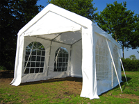 Inkijk partytent via opgerolde deur