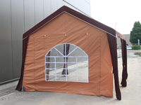 Kopse wand met boograam en ritsopeningen