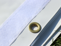 Sterke koperen ringen om de zeilen met elastieken aan het frame te bevestigen