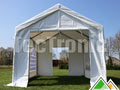 De HQ partytenten zijn voorzien van twee kopse zijwanden, één met brede en één met smalle deur (hier een 3x4 meter tent)
