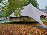 Taupe twin stertent (Far West Event Service) met 2 panoramische ramen