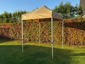 Vouwtent 2x2 m Solid 40 met 3 hoogtestanden, hier op de 2e stand