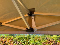 Met clips om het dakzeil volledig op spanning te brengen