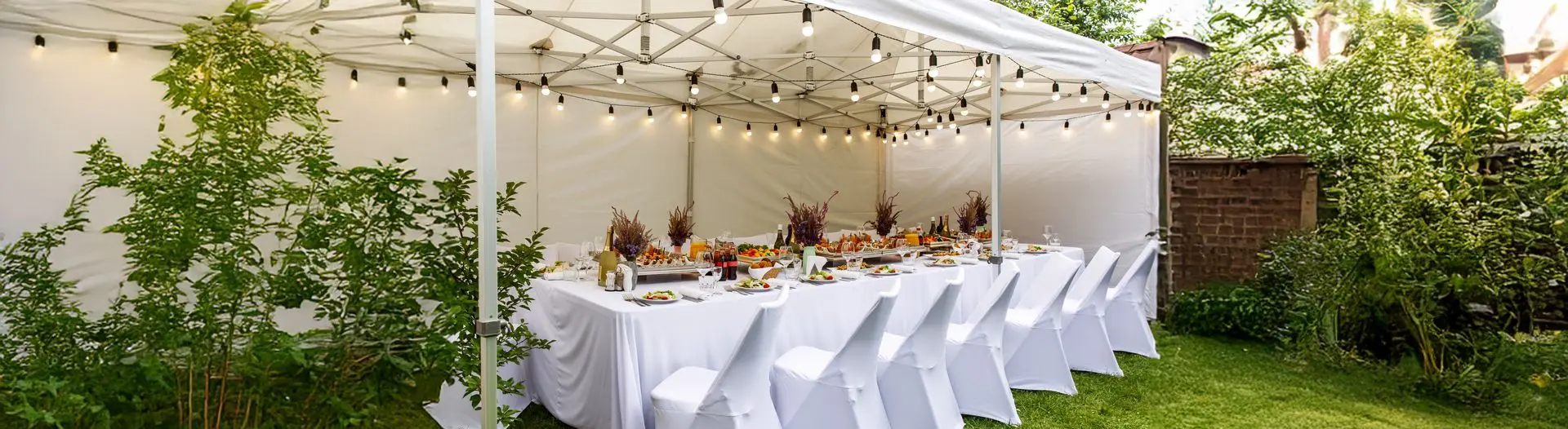 TecTronic witte feesttent met gezellige verlichting en stoelhoezen