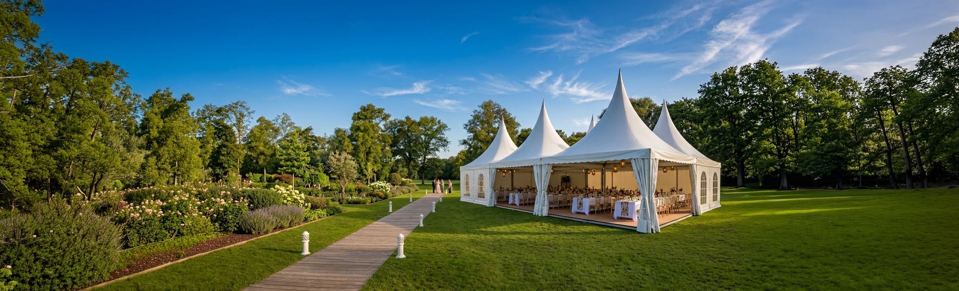 TecTronic pagodetenten gebruikt als feesttent in grote tuin