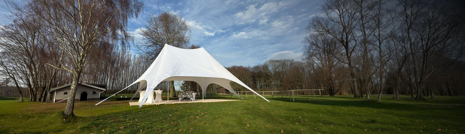 TecTronic stertent met vlondervloer, statafels, buffettafel en stoelen