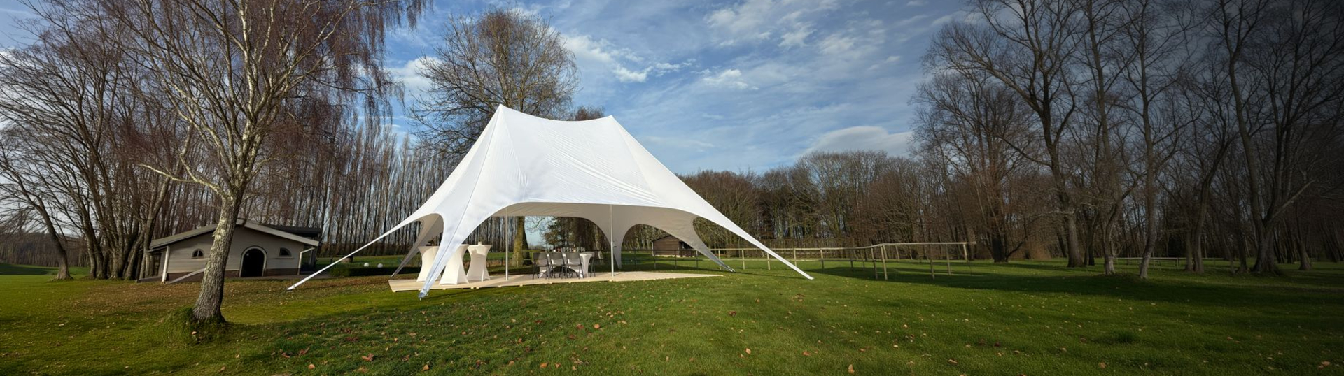 TecTronic stertent met vlondervloer, statafels, buffettafel en stoelen