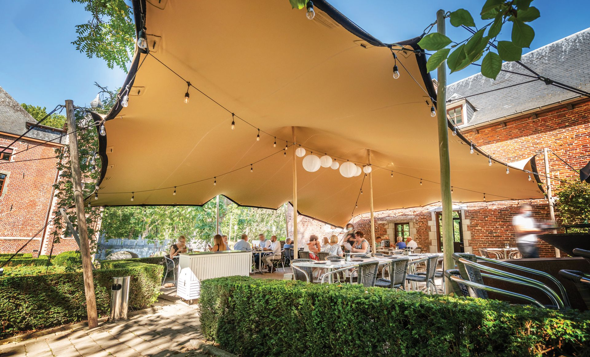 Chino kleurige stretchtent boven een terras gespannen