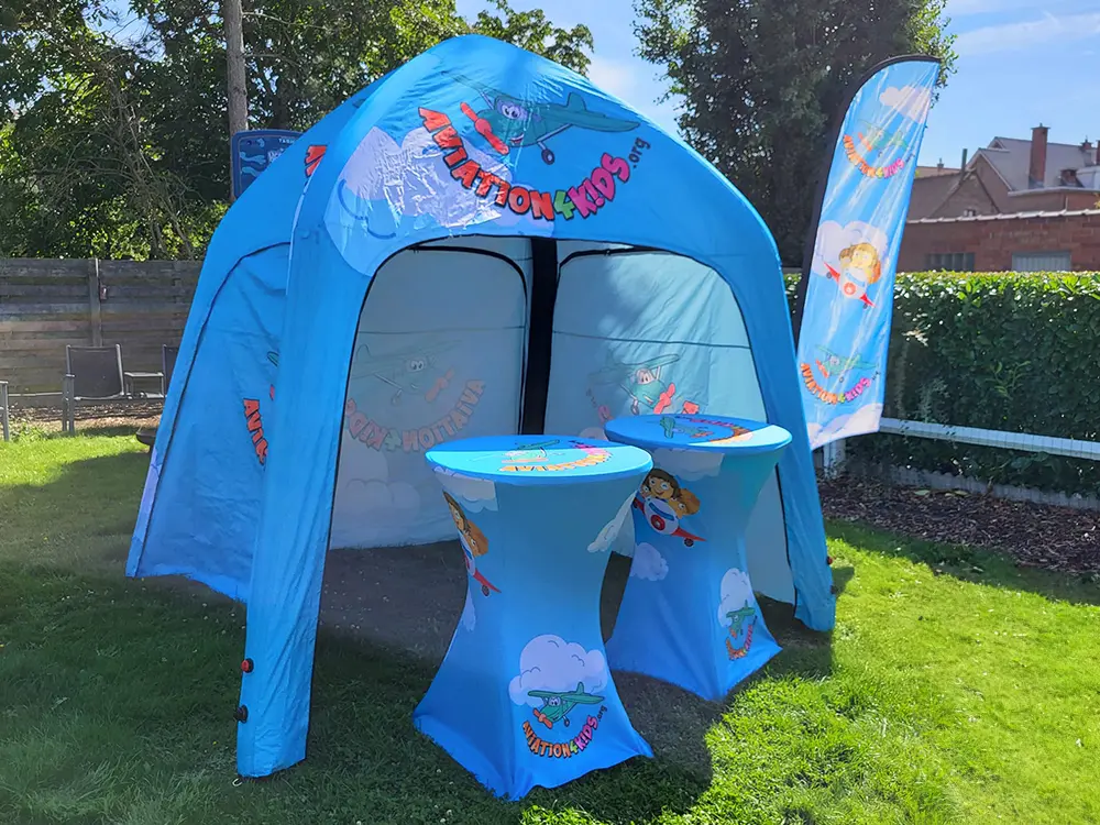 Bedrukte beachflag naast andere promotools voor Aviation4Kids