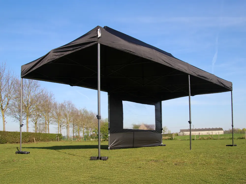 Vouwtent 3 x 6 s30 zwart opgezet met zijwand met raam
