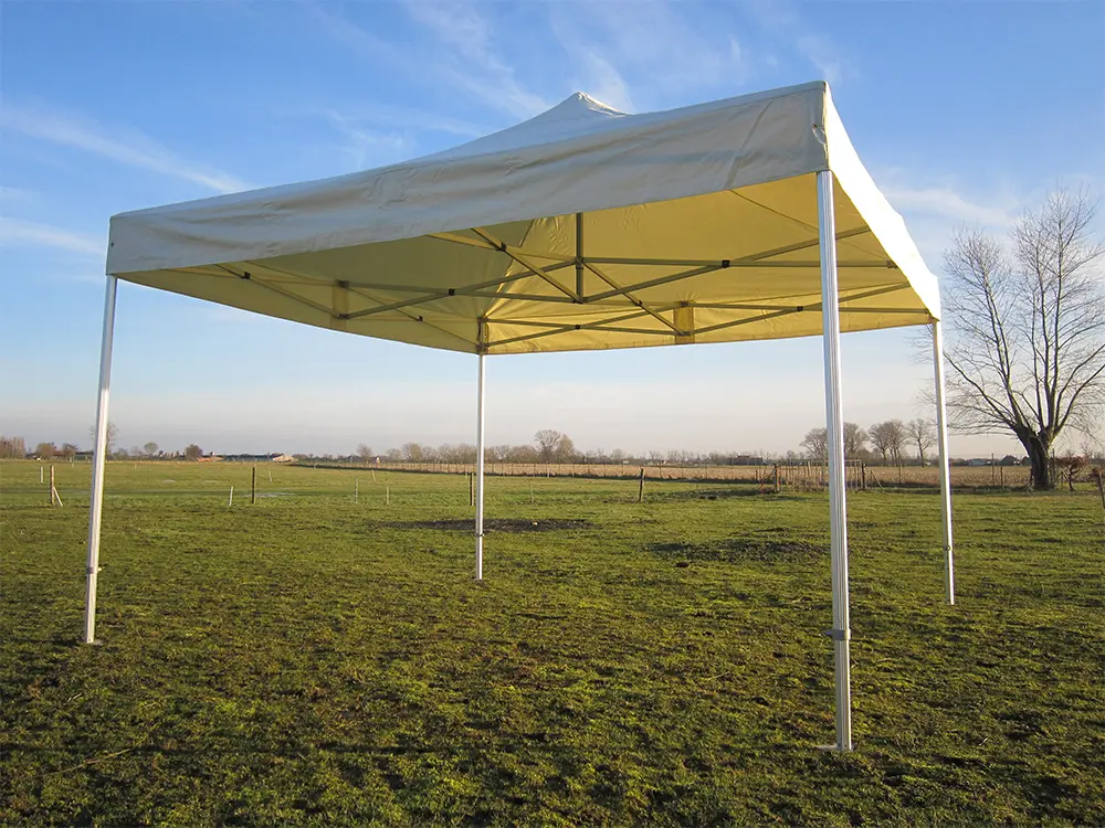 TecTronic vouwtent 4 x 4 m Solid 50 ecru opgezet in een weide