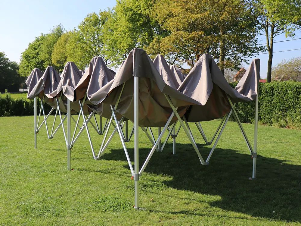 Vouwtent 4 x 8 m S50 taupe half opengevouwen