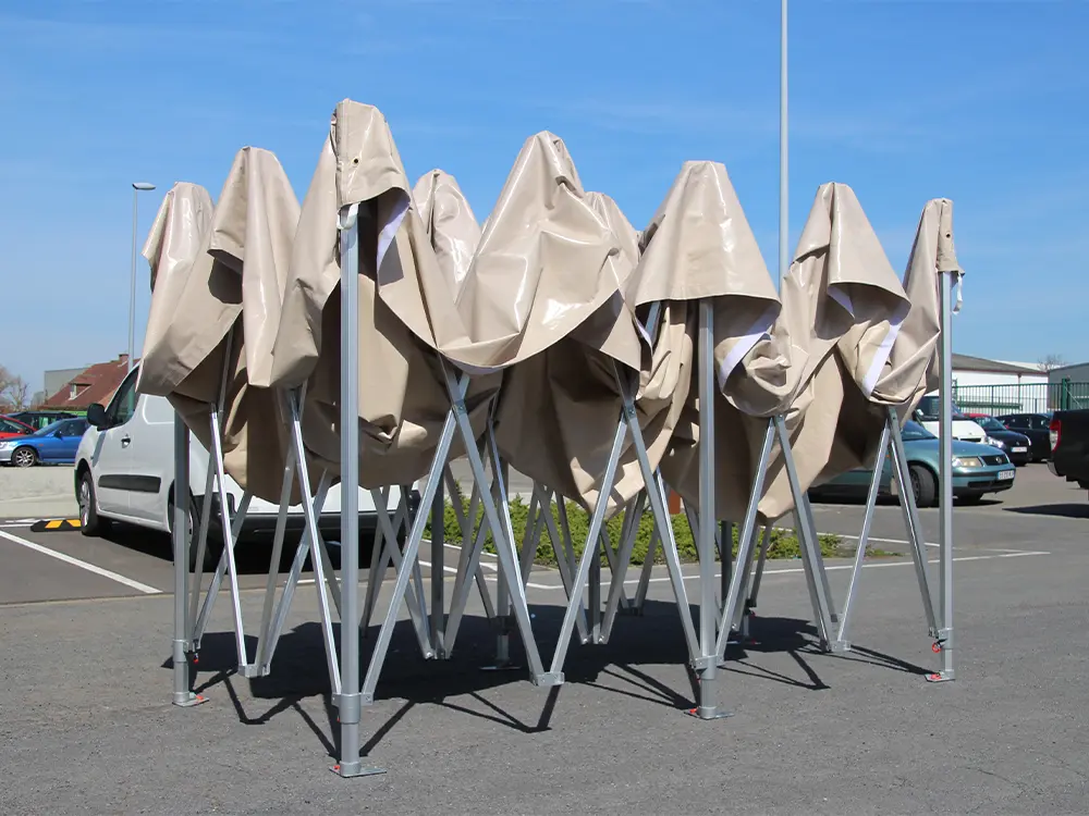 Vouwtent 4 x 8 m S50 pvc beige half opengevouwen