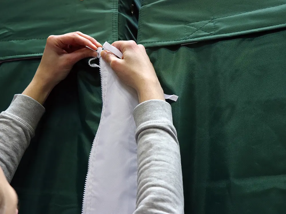 De strook rits je tussen de 2 vouwtenten