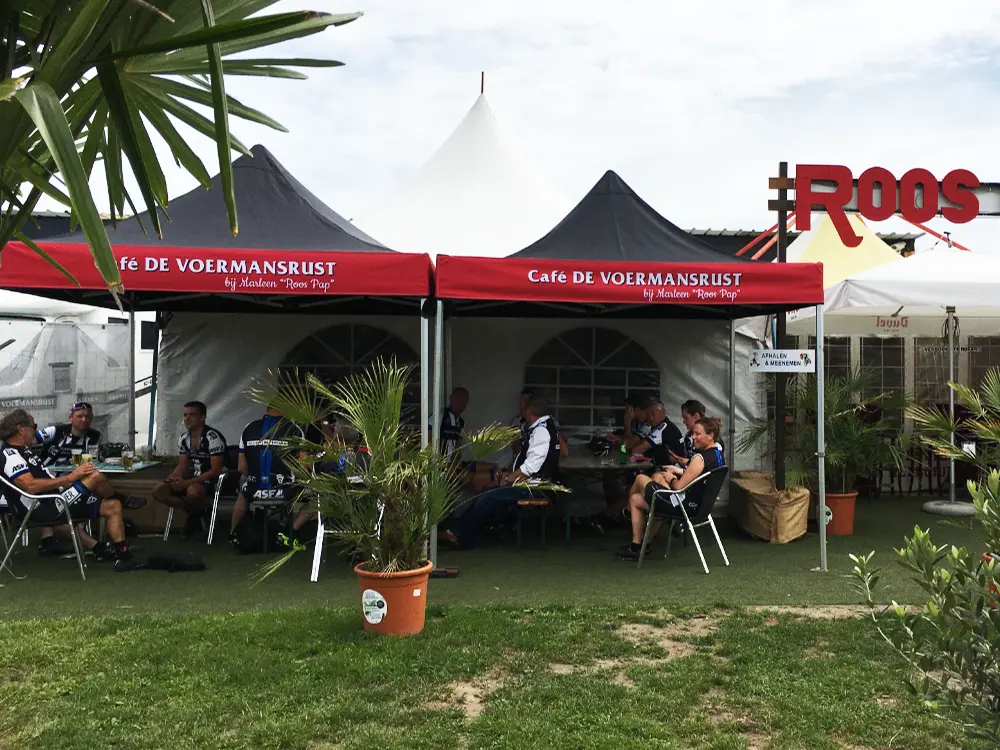 Cafe De Voermansrust afneembare banner op zwarte vouwtenten