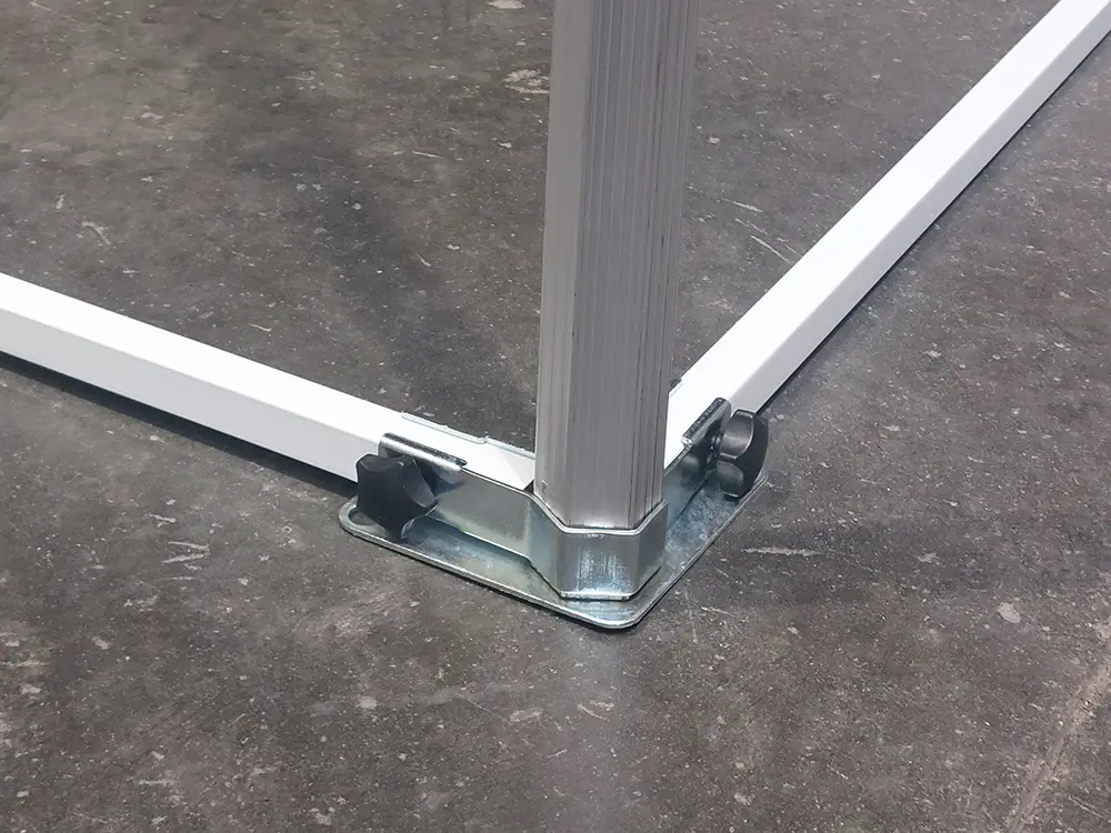 Vouwtent grondframe bevestigd in de hoek