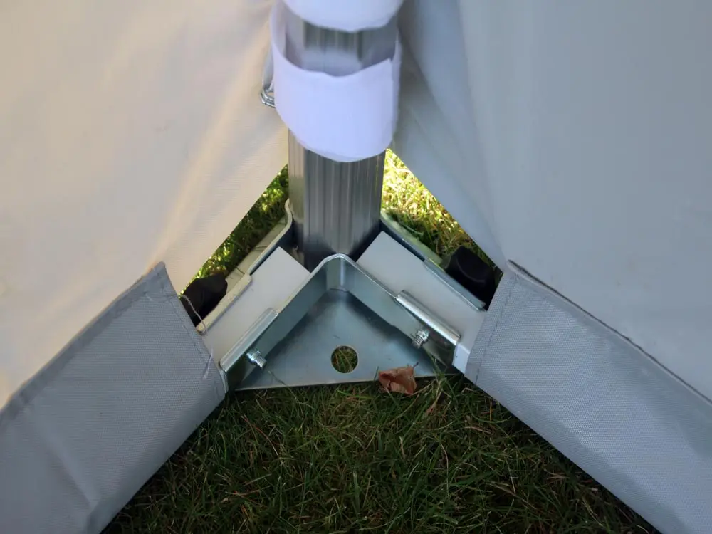 Vouwtent grondframe hoekdetail