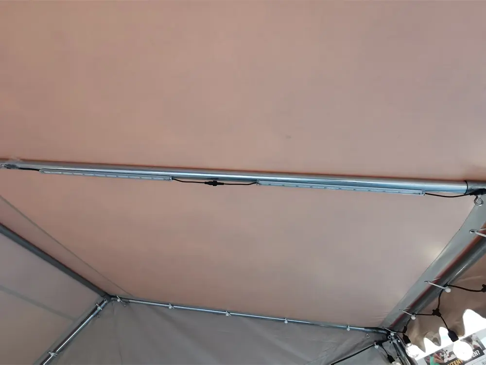 LED strips op nokpalen van partytent