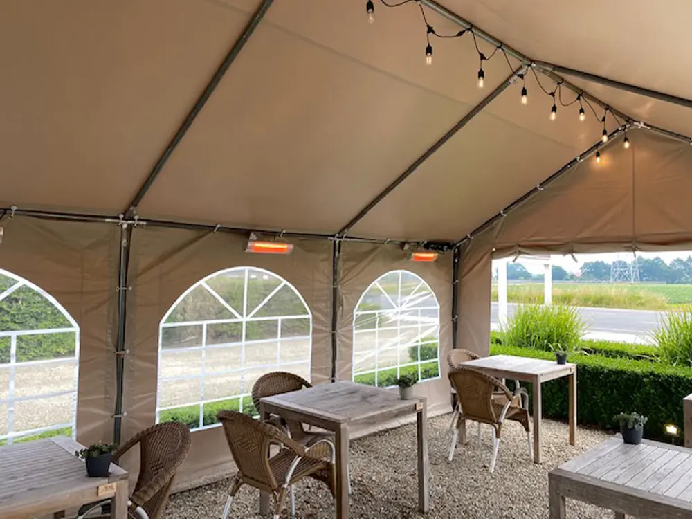 Feesttent buisklem waaraan heater is bevestigd