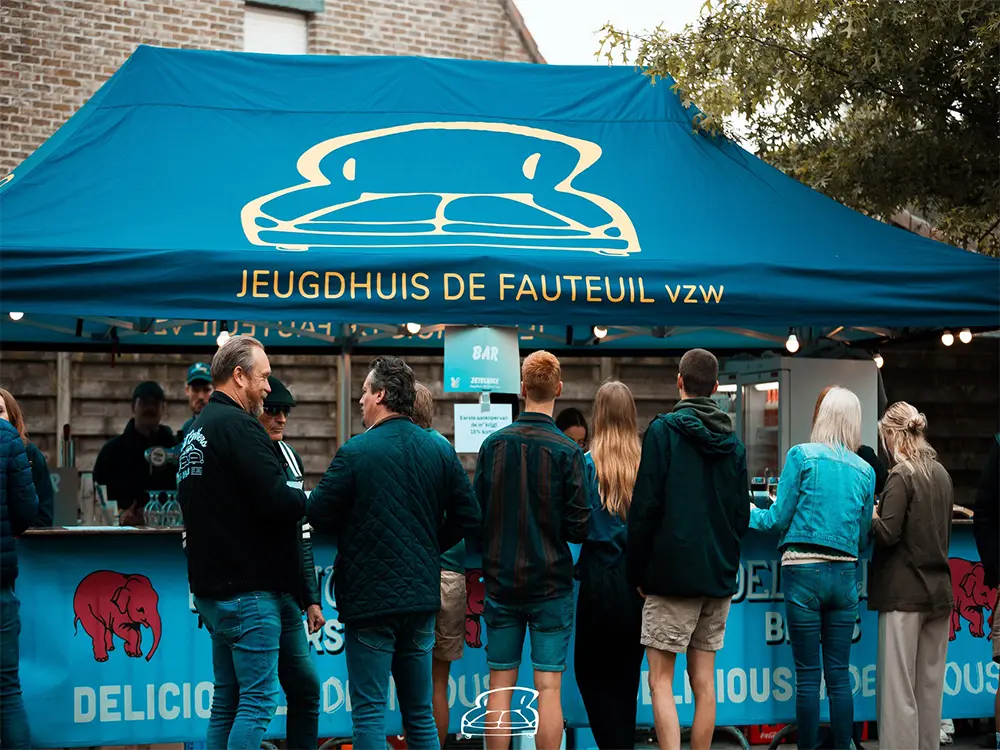 Jeugdhuis De Fauteuil vouwtent dakzeil met logo