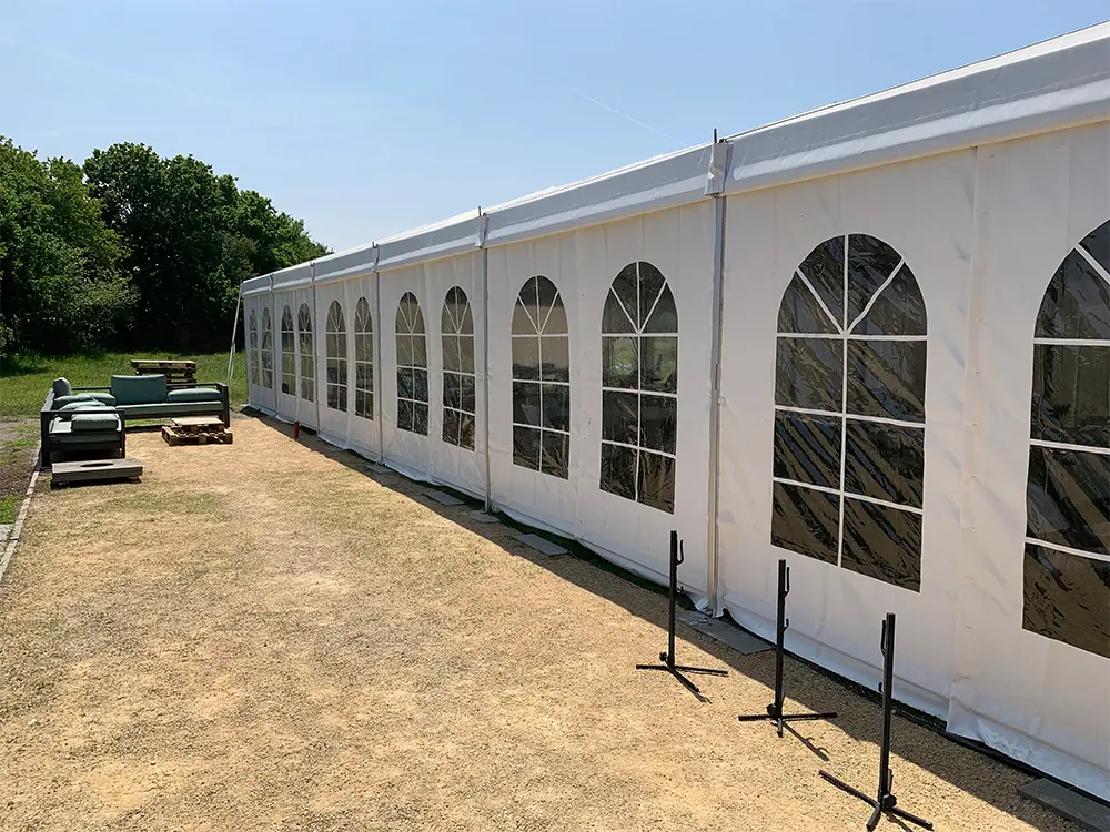 Modulaire kadertent 10 m breed met wit pvc-zeil en stevig aluminium frame