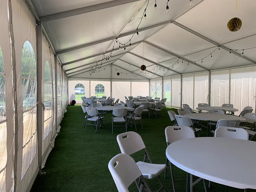 Modulaire feesttent met meubilair en verlichting