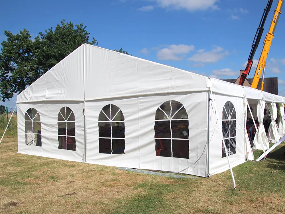 Vooraanzicht van een 6 m kadertent