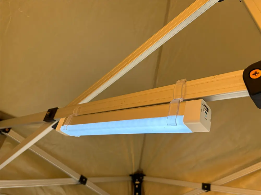 De balken klik je vast in de klemmen