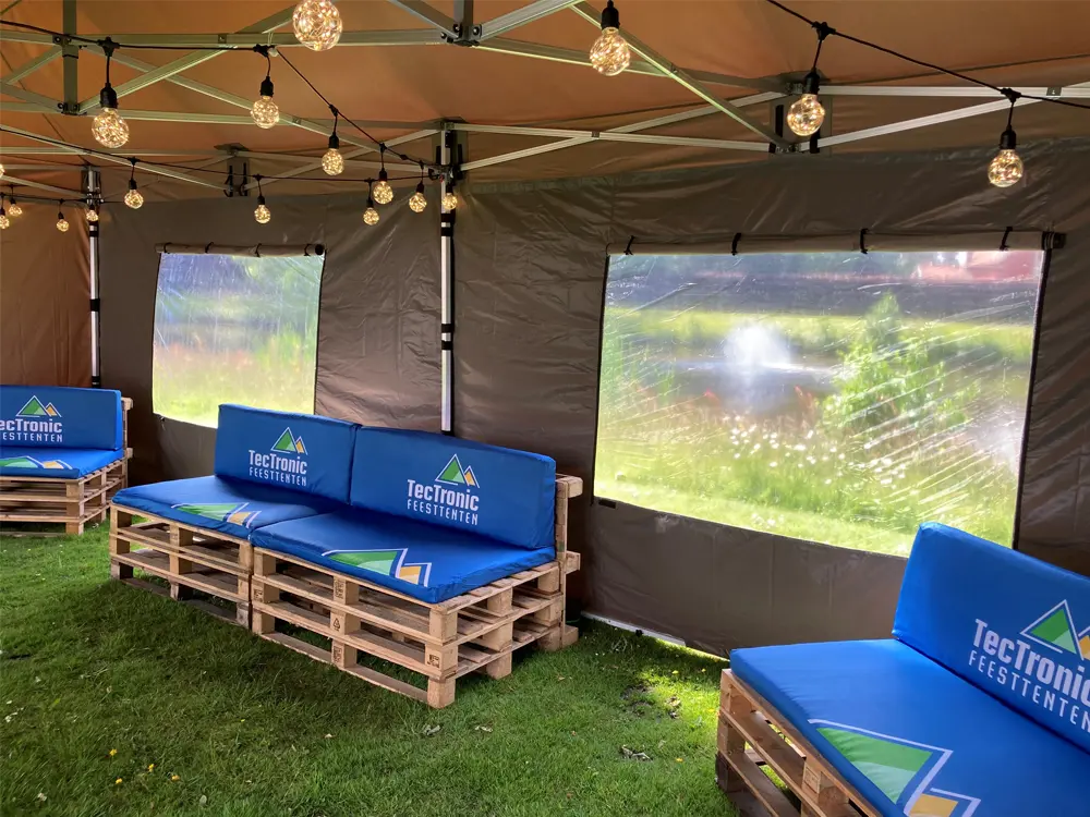 Vouwtent ingericht met pallets en verlichting