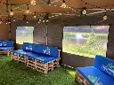 Vouwtent ingericht met pallets en verlichting