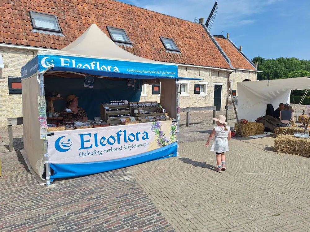 Eleoflora gepersonaliseerde halve zijwand bij een vouwtent