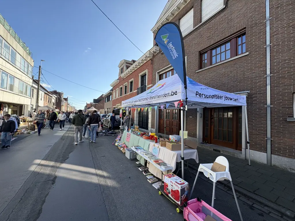 Een beachflag op je tent is handig en springt dadelijk in het oog.