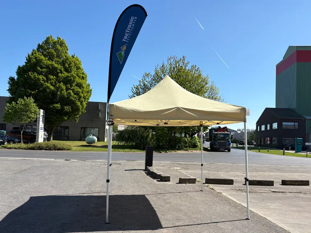 Je bevestigt de beachflag op elk type vouwtent: Solid 30, Solid 40 of Solid 50