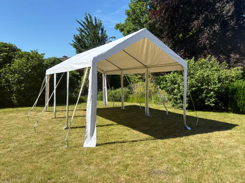 Partytent met stormbanden