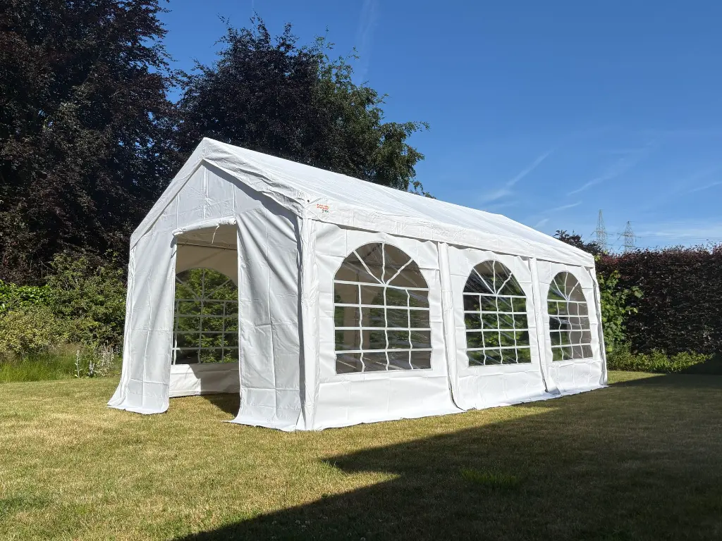 Partytent steeds compleet met alle zijwanden geleverd