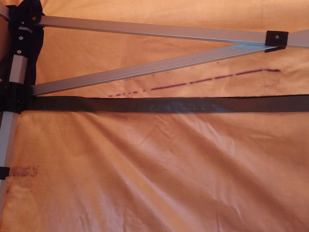 De zwarte velcrobanden maken soms vlekken op de pvc binnenlaag van het bruine zeil