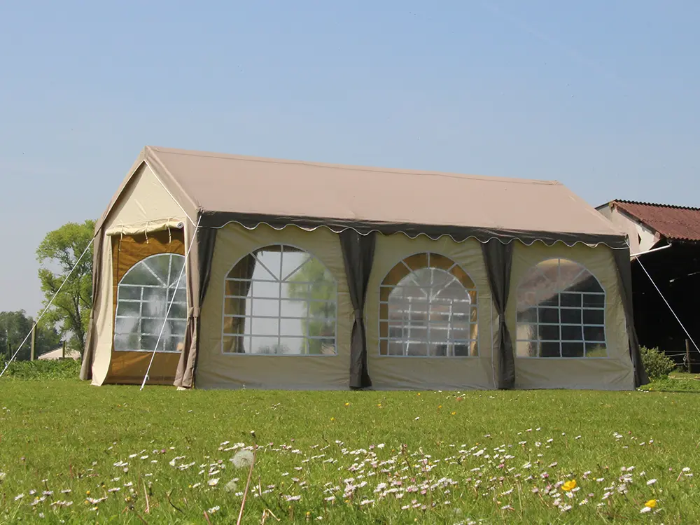 Mooie feesttent met taupe dakzeil en beige zijwanden