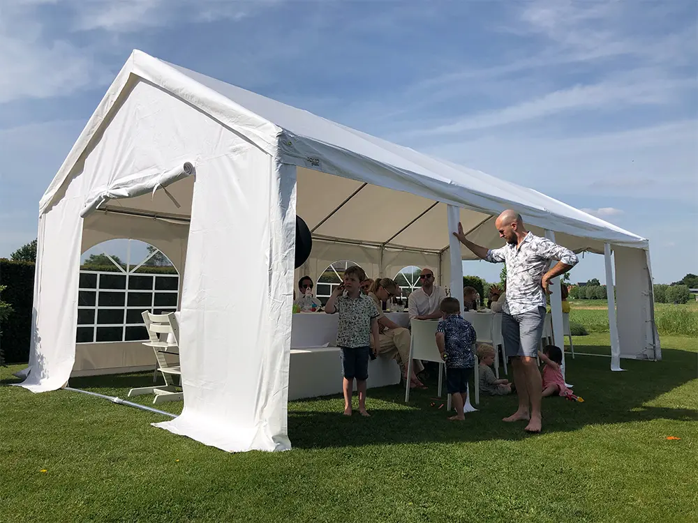 Alle zijwanden van 2 m kunnen apart bevestigd worden