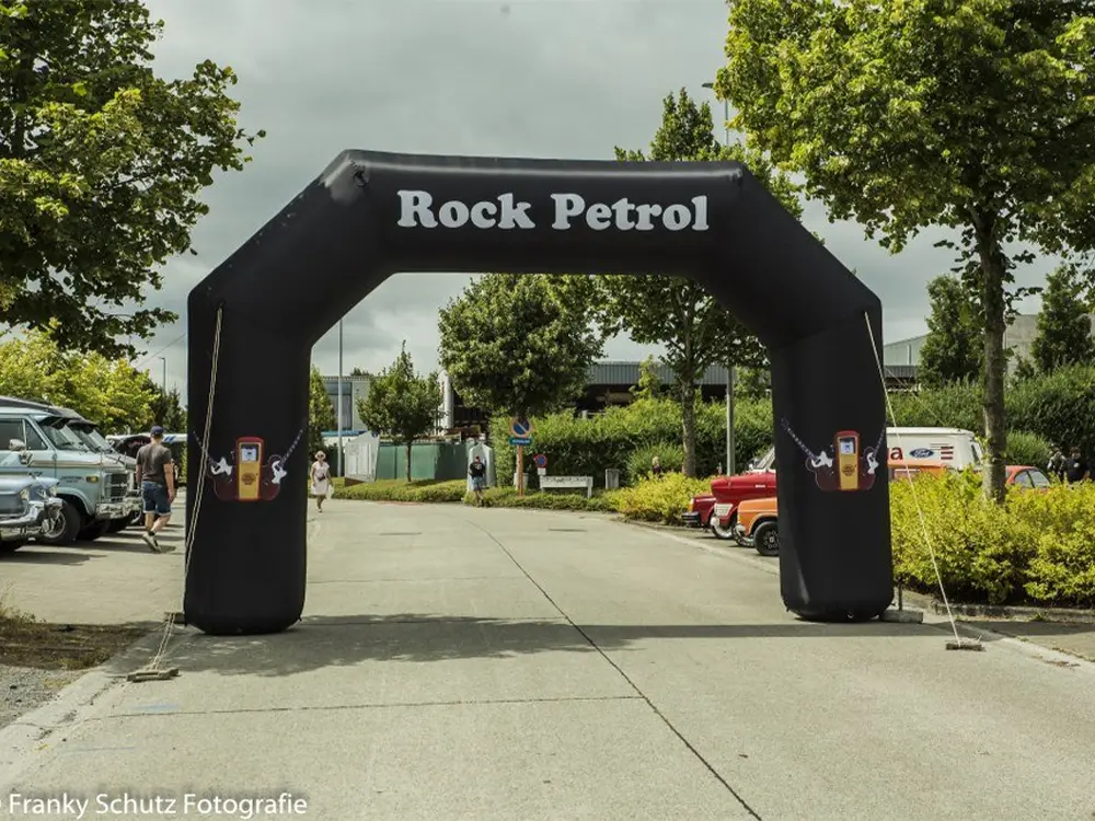 Zwarte toegangsboog voor Rock Petrol
